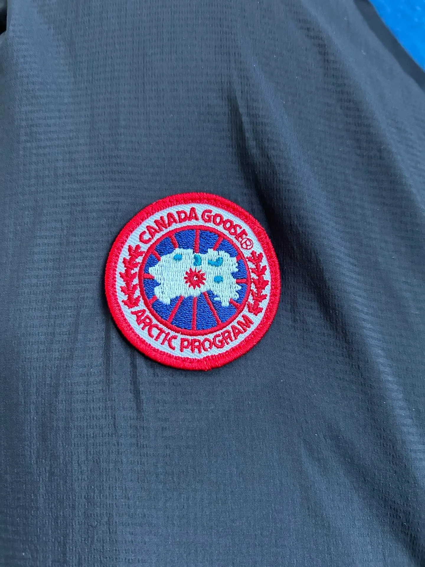 P880 official website CANADA GOOSE thin and light model. It is super lightweight and has no weight-bearing feeling on the upper body! It also shows your temperament!! The Canadian brand Canada Goose has always been recognized as the warmest down jacket. Various Instagram celebrities, Internet celebrities, and celebrities often wear it for street photos. I make Canada Goose every year, but I still can’t get rid of my love for it. No matter how cold the winter is, there is no need to be afraid. It is the legendary warmest down jacket and is known as a must-have for arctic outdoor sports! The most popular down jacket in the world, major celebrities are rushing to buy it, and it is a must-have for everyone! Size: S-2xl Color: black gray